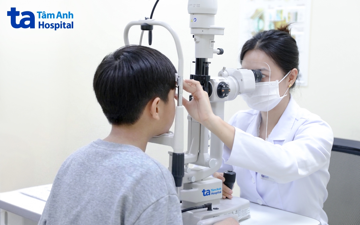 Bác sĩ Nhi khám mắt cho Tiến. Ảnh: Bệnh viện Đa khoa Tâm Anh.