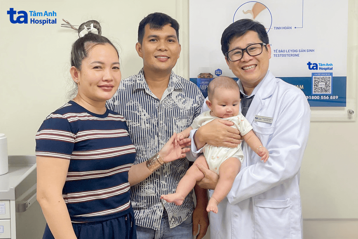 gia đình bệnh nhân đưa con đến cảm ơn bác sĩ