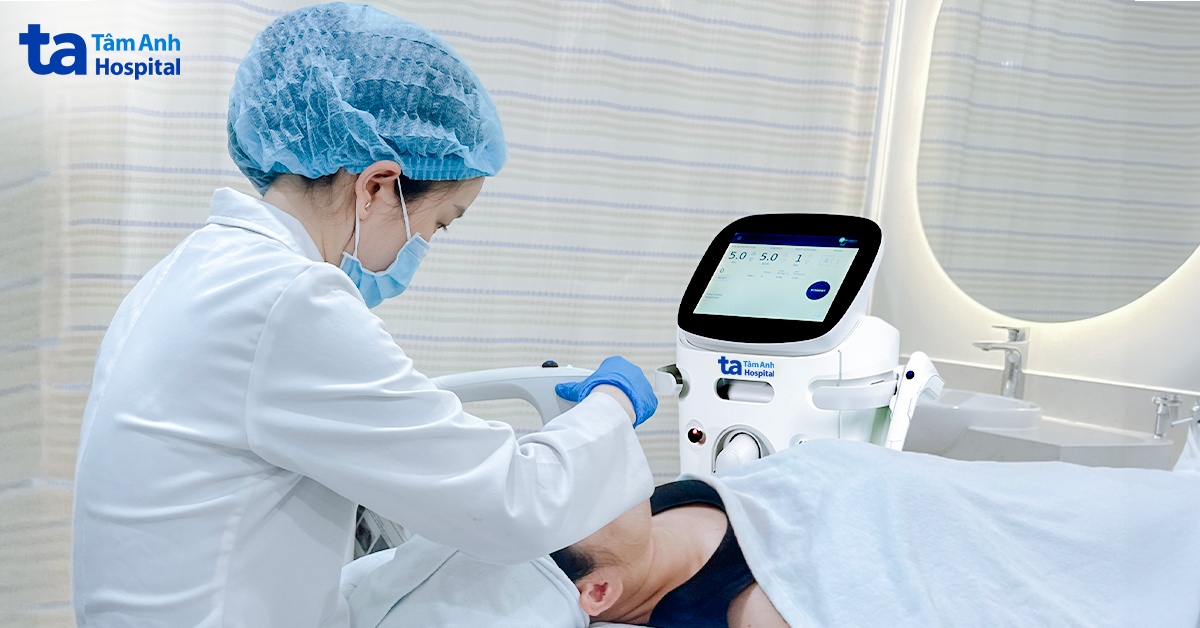 Xóa nọng cằm cho mẹ bỉm sau sinh