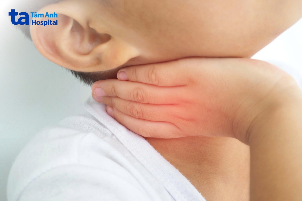 Trẻ mắc hội chứng Klippel-Feil có thể xuất hiện cổ ngắn, khó xoay cổ
