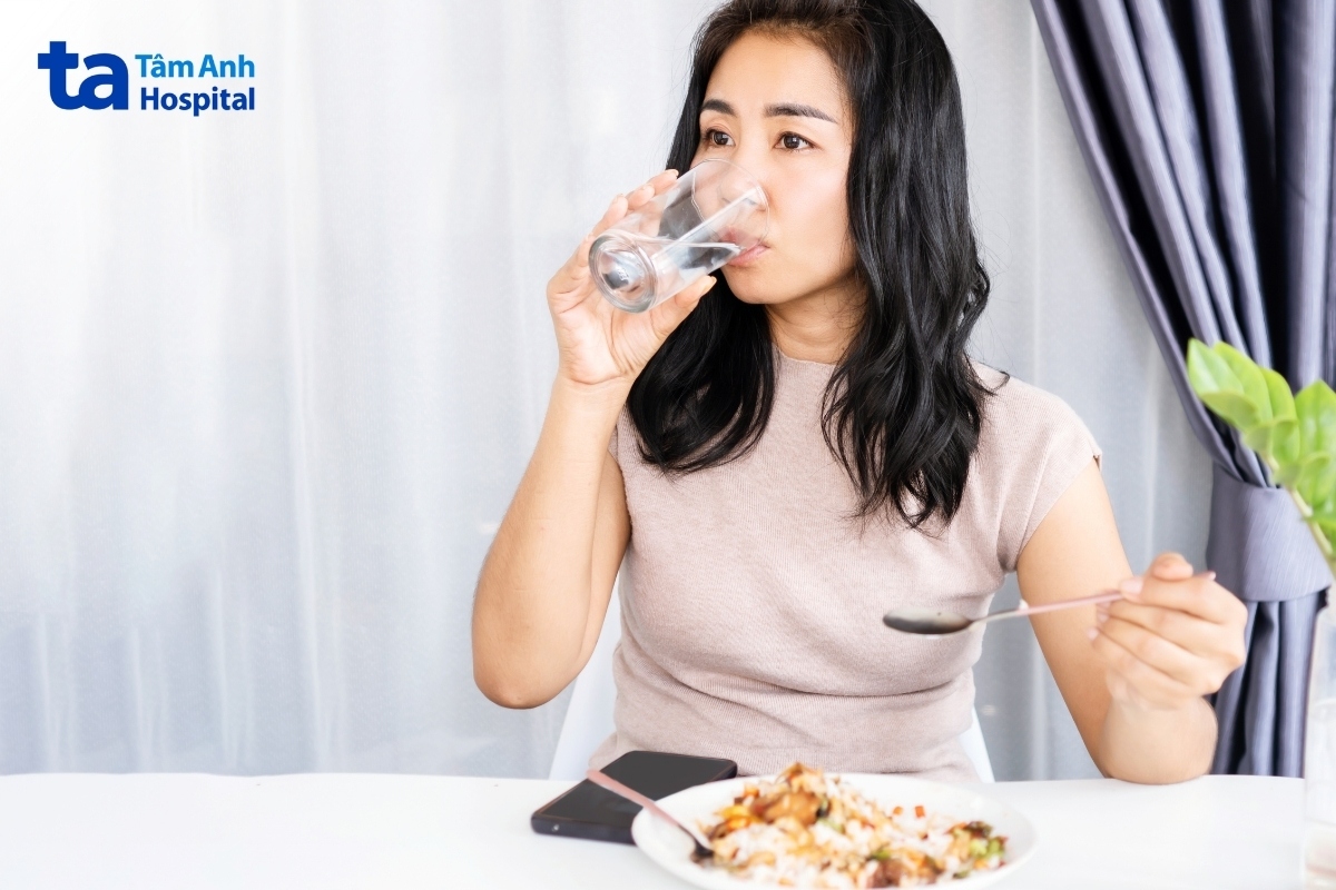 ăn nhiều carbohydrate, thực phẩm có chỉ số đường huyết (gi) cao hoặc bữa ăn nhiều chất béo, chất đạm, đường huyết sau ăn có thể tăng cao