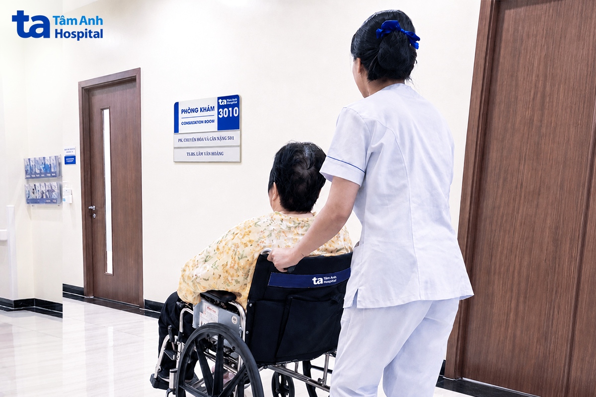 Bà Mỹ phải ngồi xe lăn khi đến khám lần đầu. Ảnh: Bệnh viện Đa khoa Tâm Anh