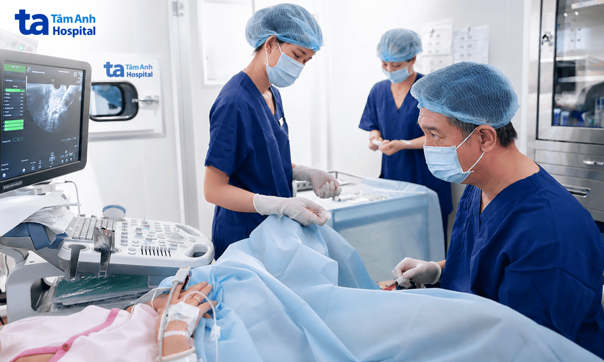 bác sĩ chọc hút trứng cho chị hân