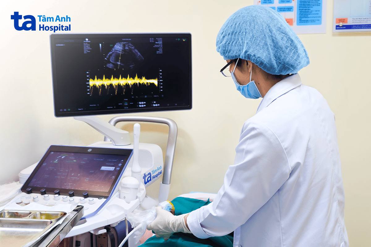 bác sĩ chuẩn bị lấy mẫu gai nhau cho chị minh