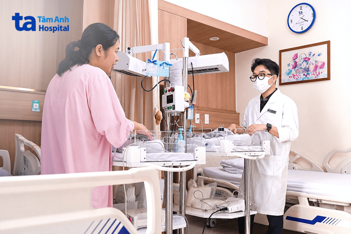 bác sĩ công thăm mẹ con chị thu trước xuất viện