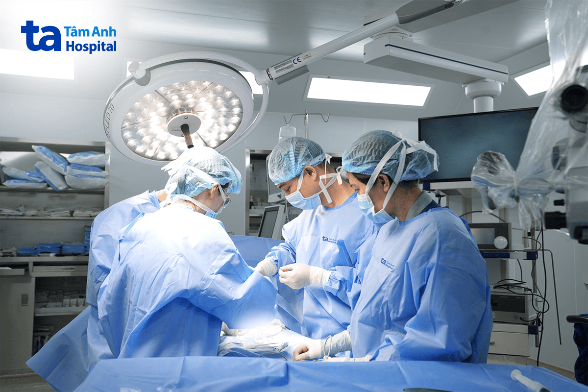 bác sĩ cùng ê-kíp phẫu thuật micro-tese tìm tinh trùng cho bệnh nhân