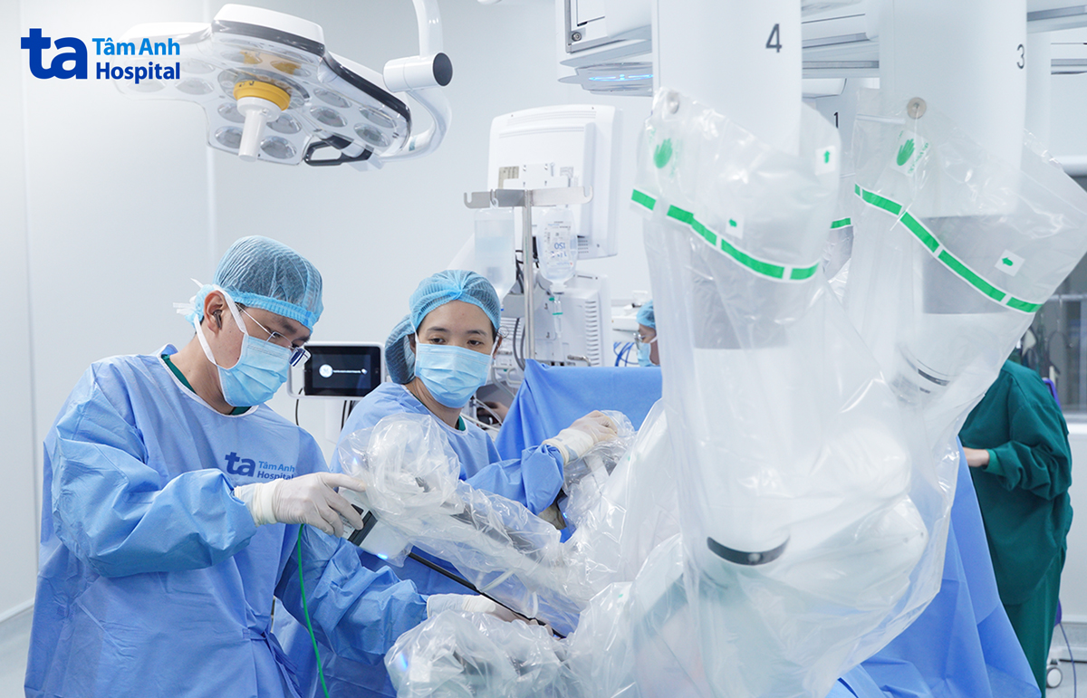 bác sĩ cùng ekip đánh giá khối u