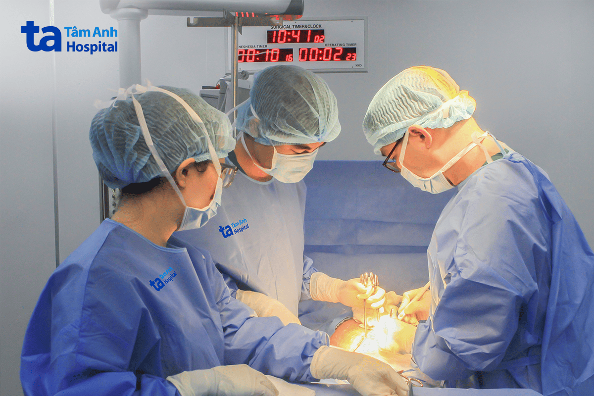 bác sĩ cùng êkíp mổ lấy thai cho chị thắm