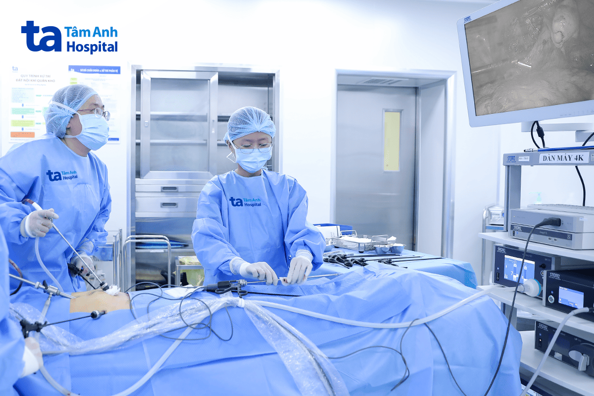 bác sĩ cùng êkíp phẫu thuật nội soi xử lý xoắn buồng trứng cho chị my