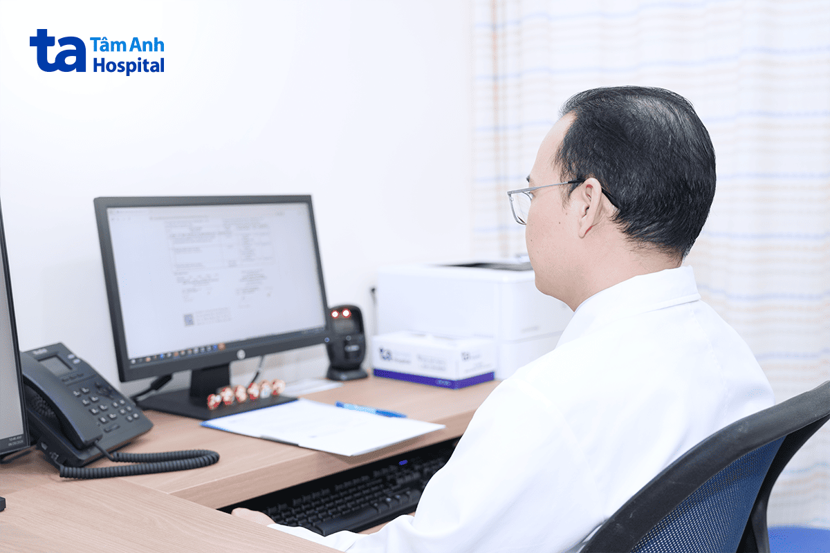 bác sĩ đại đang theo dõi hồ sơ bệnh án của bà minh