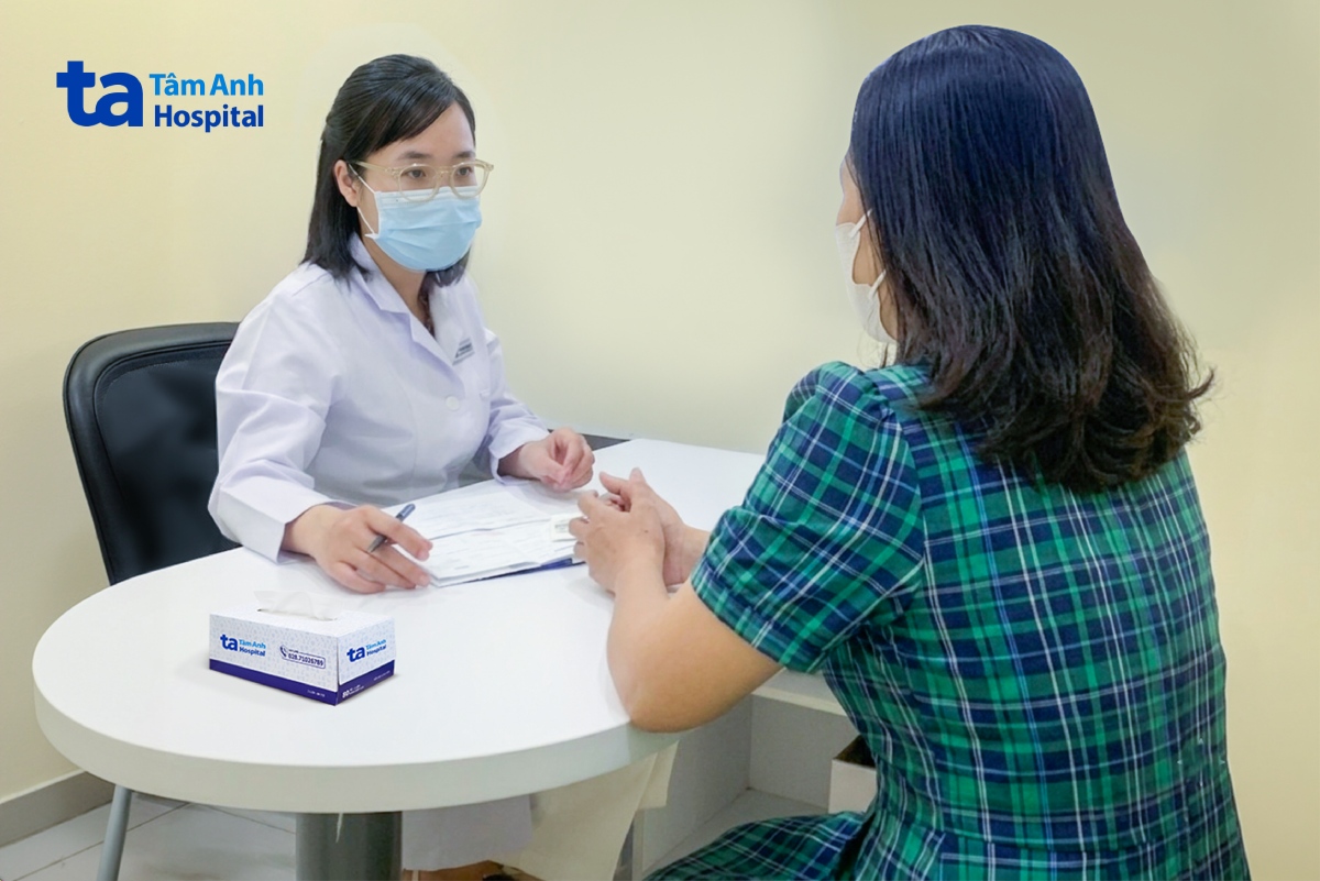 BS.CKI Đoàn Minh Yên Hà khám cho người bệnh sau khi chị Phụng giảm 11kg. Ảnh: Bệnh viện Đa khoa Tâm Anh