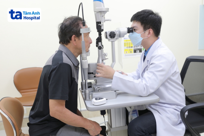 bác sĩ đang kiểm tra mắt cận thị cho bệnh nhân