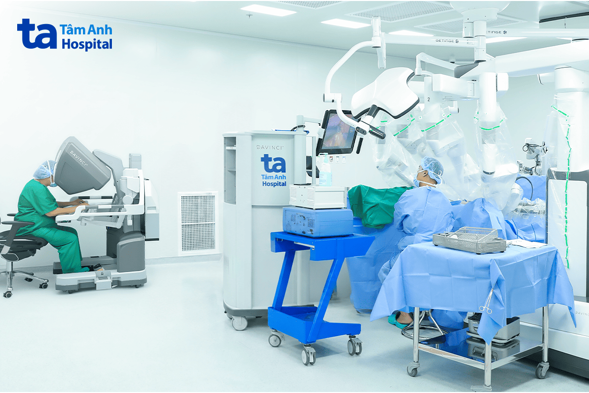 bác sĩ điều khiển robot phẫu thuật nội soi điều trị sa đa tạng chậu