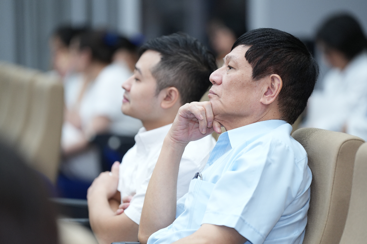 Bác sĩ tập trung theo dõi báo cáo tại hội thảo