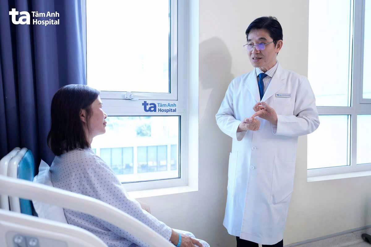 Bác sĩ Dũng hướng dẫn bệnh nhân chế độ sinh hoạt sau phẫu thuật