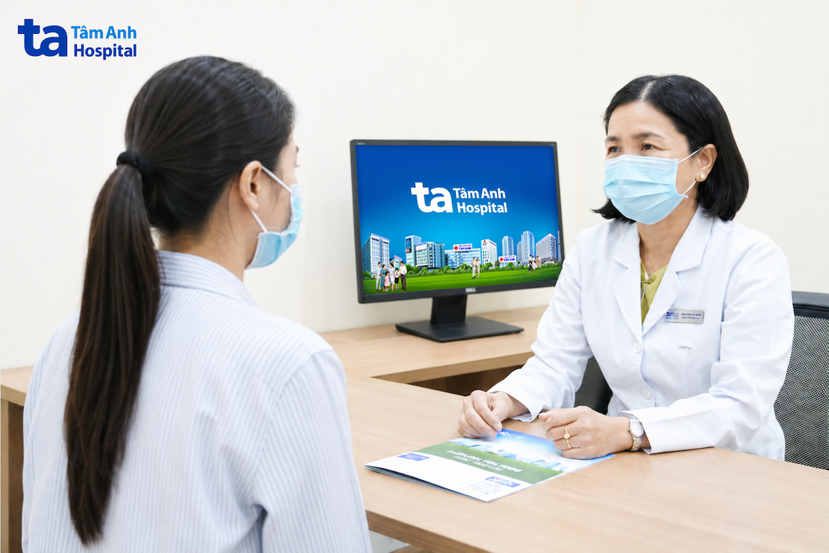 Bác sĩ giải thích kết quả nội soi cho người bệnh
