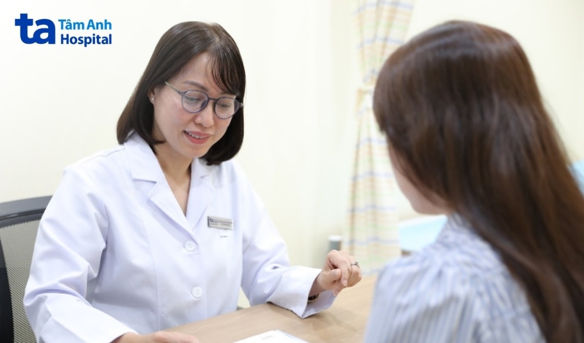 bác sĩ anh đang tư vấn cho bệnh nhân