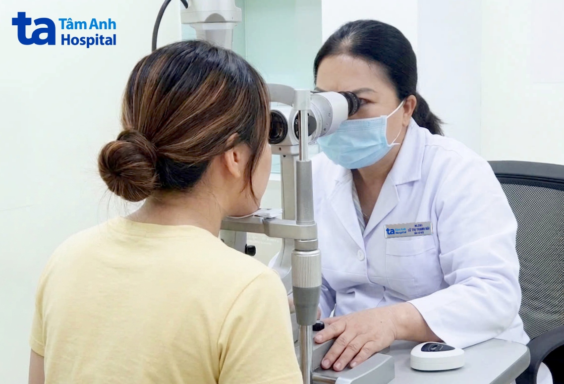 Bác sĩ Hải kiểm tra mắt cho chị Tuyết. Ảnh: Bệnh viện Đa khoa Tâm Anh