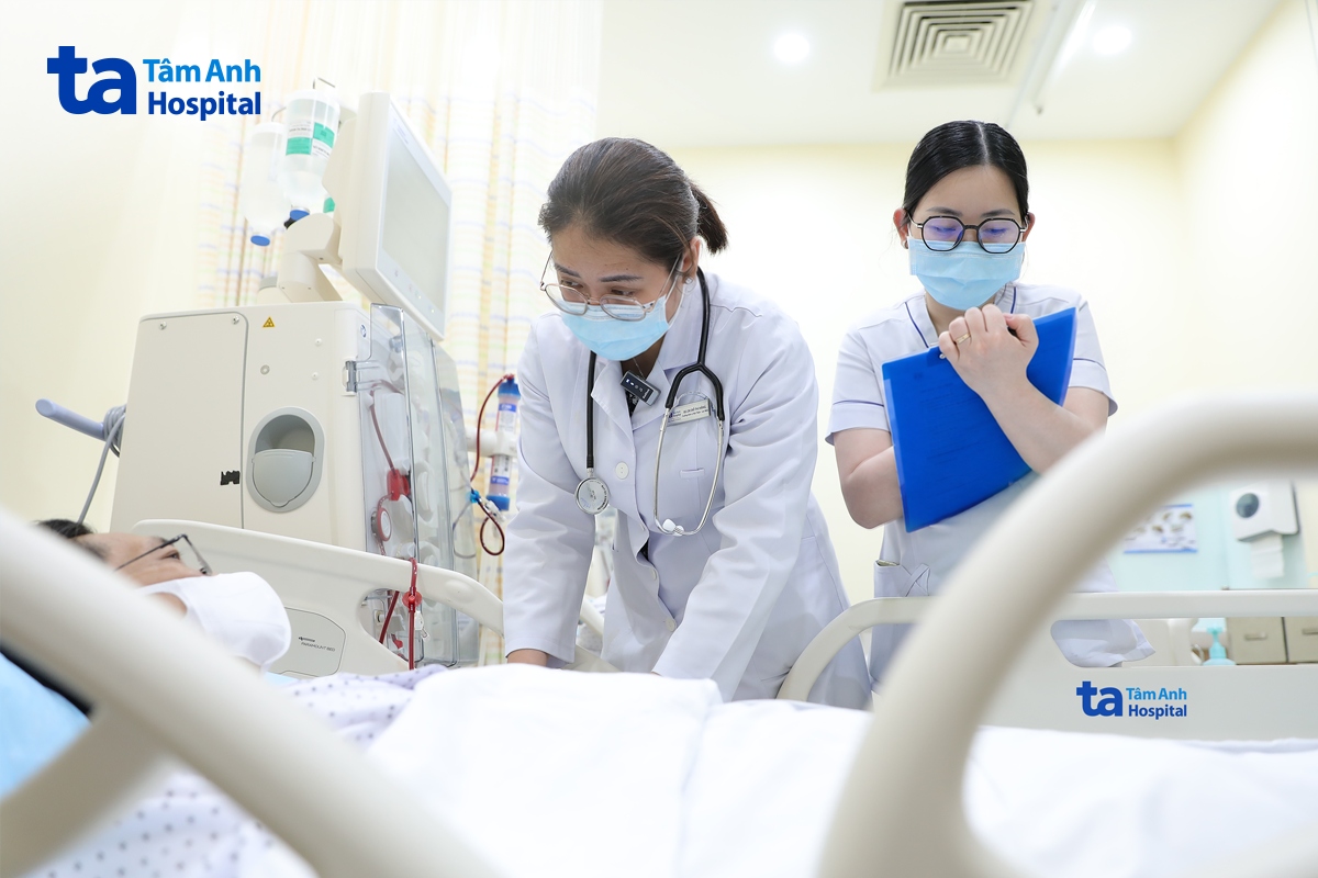 bác sĩ hằng khám cho anh quân