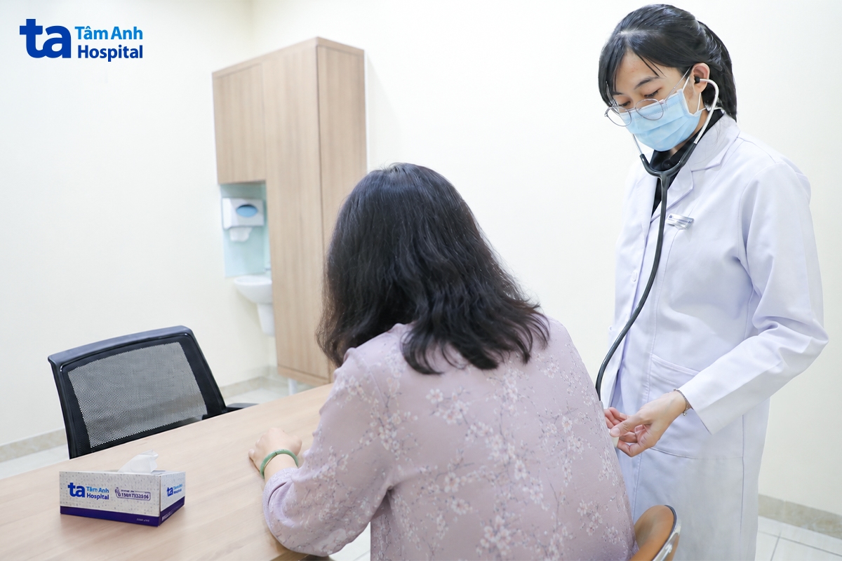 bác sĩ hạnh đang thăm khám cho bà hường