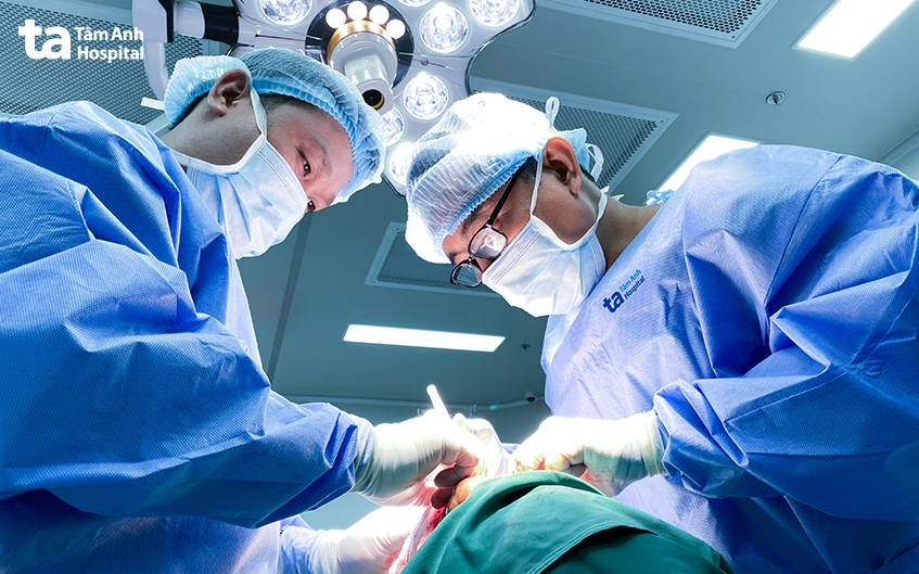 bác sĩ huân phẫu thuật cho anh phong