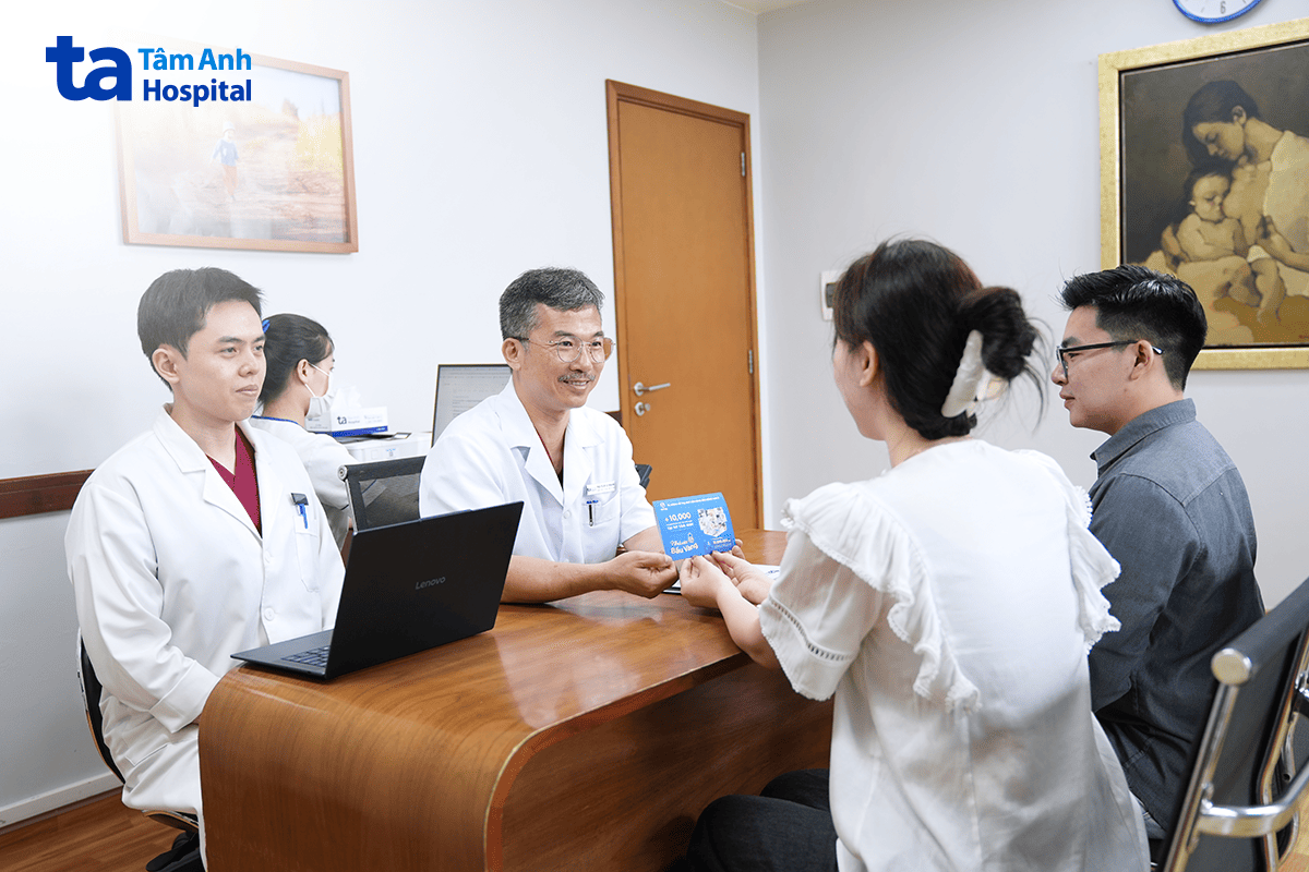 bác sĩ ivf tâm anh trao vía bầu vàng cho cặp vợ chồng hiếm muộn