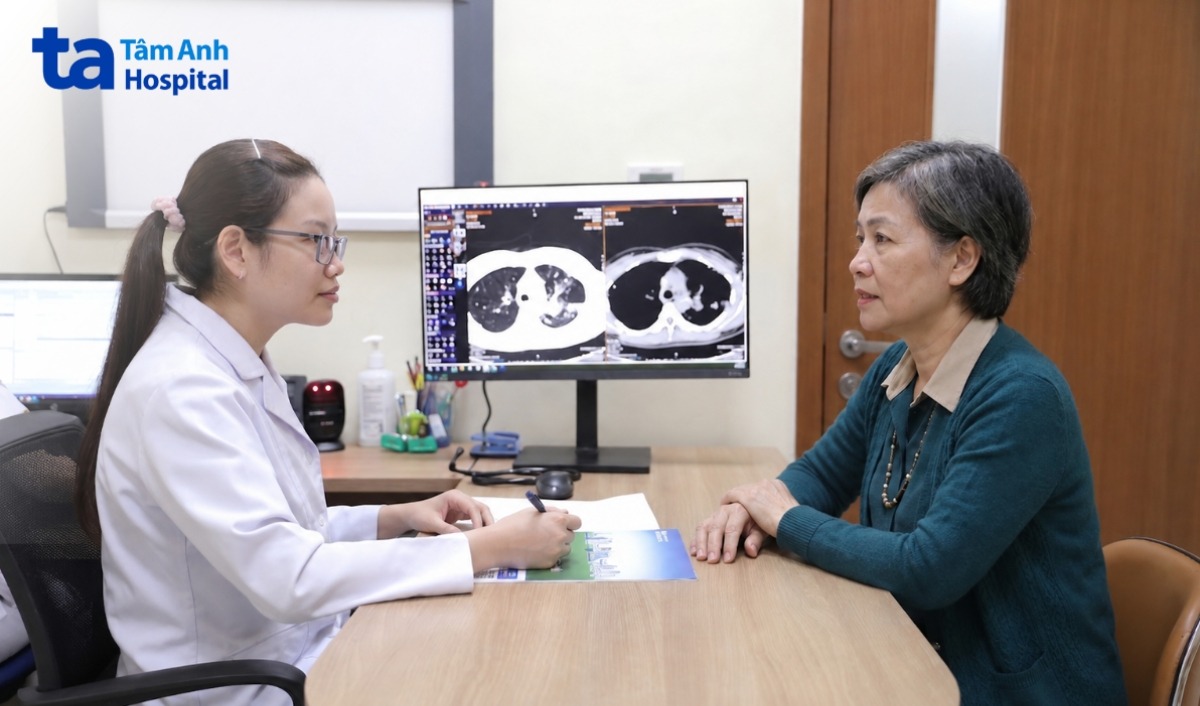 bác sĩ đang tư vấn bệnh