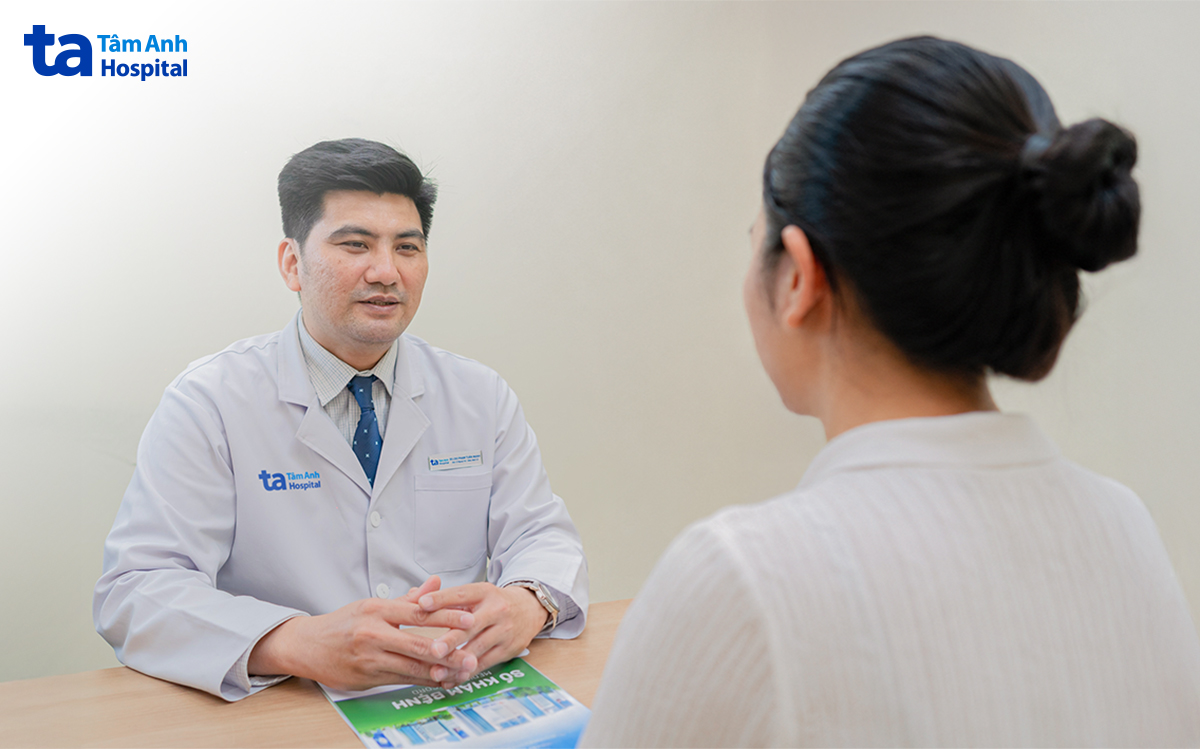 bác sĩ khám cho chị như