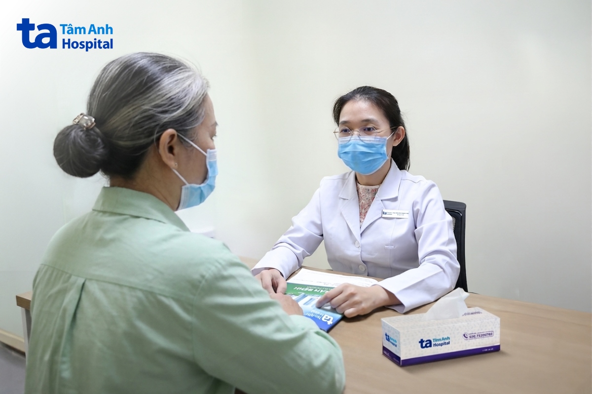 bác sĩ khoa nội tiết - đái tháo đường đang khám cho bệnh nhân