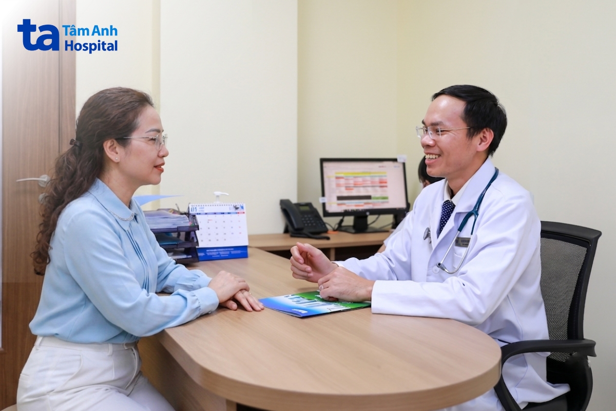 bác sĩ khoa nội tiết - đái tháo đường đang tư vấn cho khách hàng