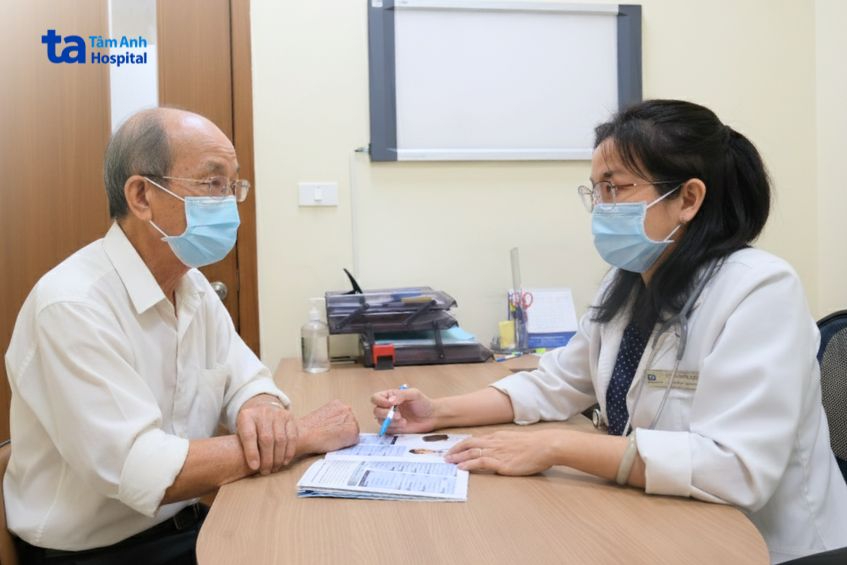 Bác sĩ khoa Nội tổng hợp, Hệ thống Bệnh viện Đa khoa Tâm Anh TP.HCM đang tư vấn cho người bệnh. 