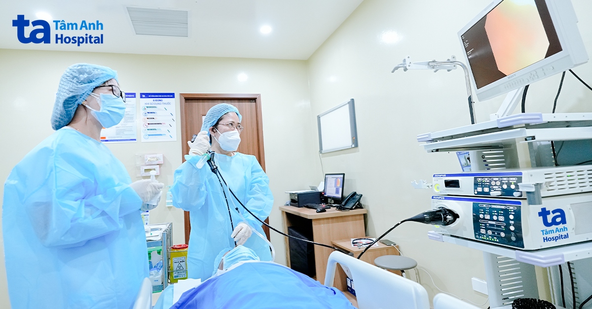 bác sĩ khuê thực hiện nội soi phế quản gắp dị vật cho người bệnh