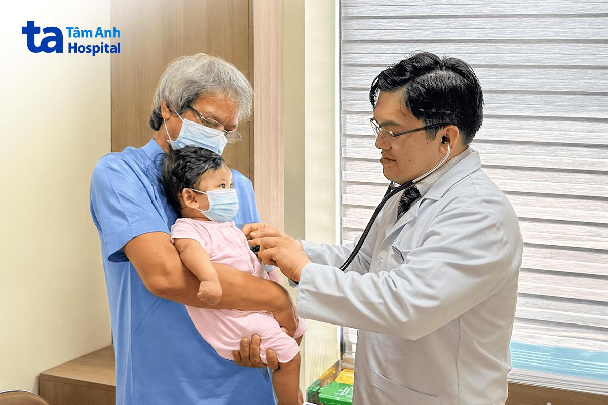 bác sĩ kiểm tra sức khỏe cho ngọc trong lần tái khám sau mổ