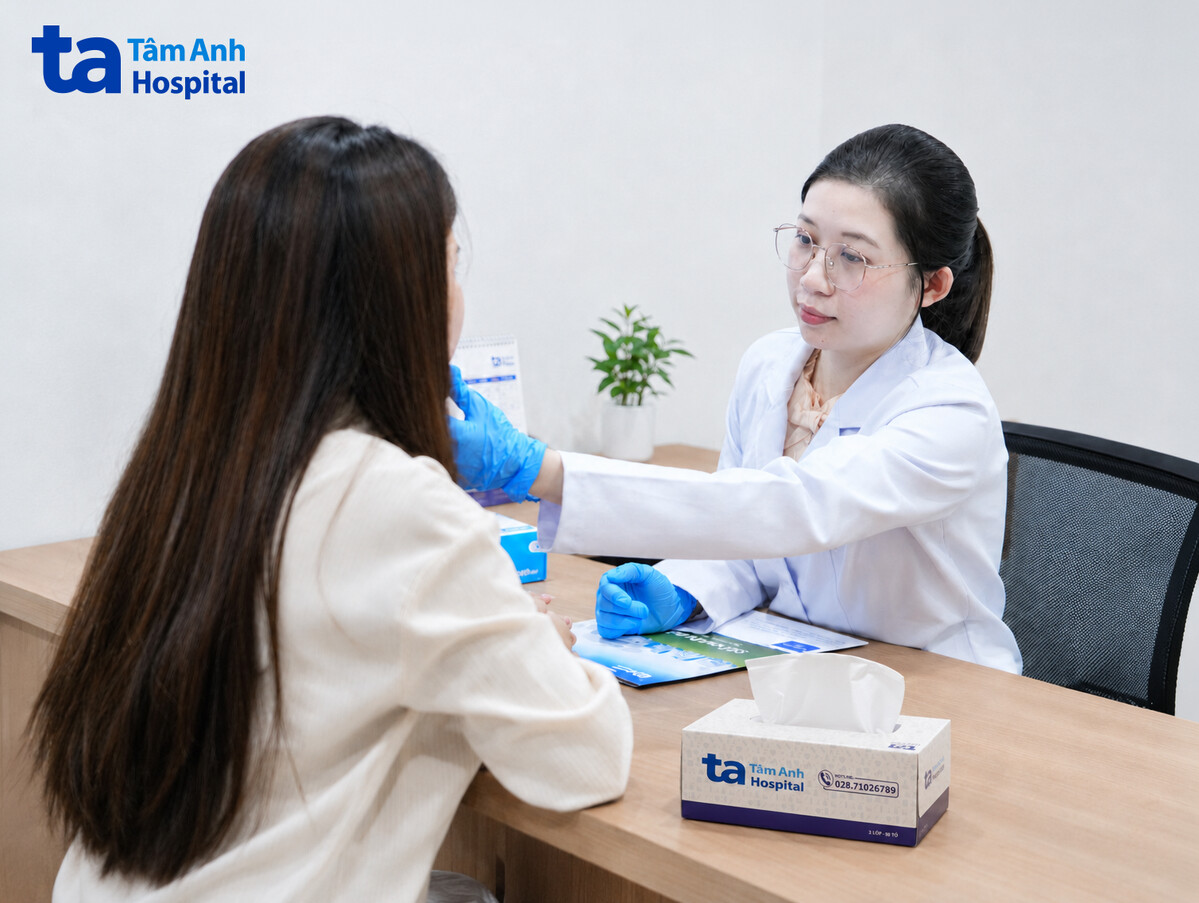 bác sĩ kiểm tra tình trạng tổn thương da của bệnh nhân