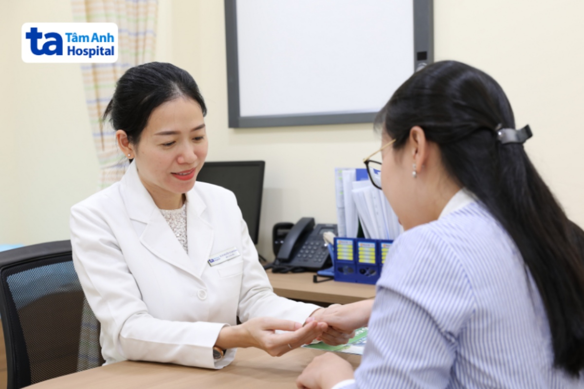 bác sĩ kim dung thăm khám da tay cho nữ bệnh nhân