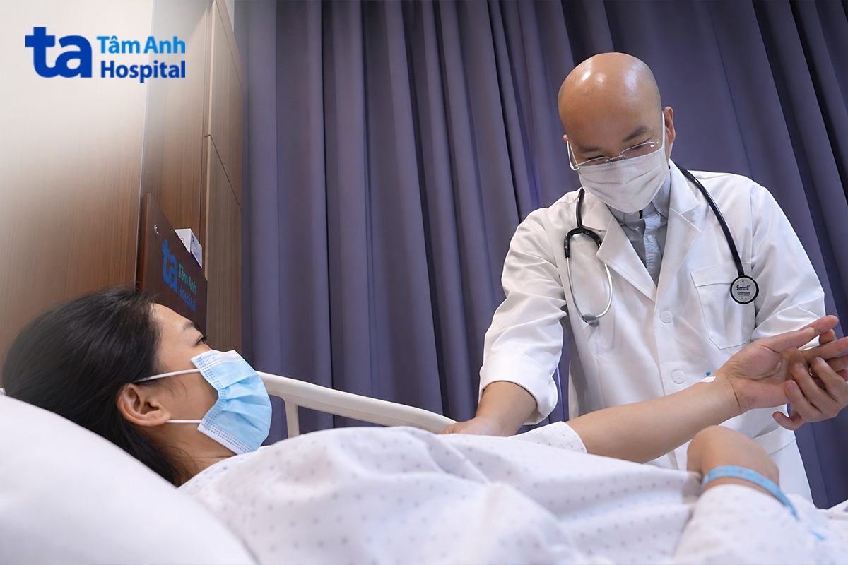 bác sĩ luật khám cho bệnh nhân