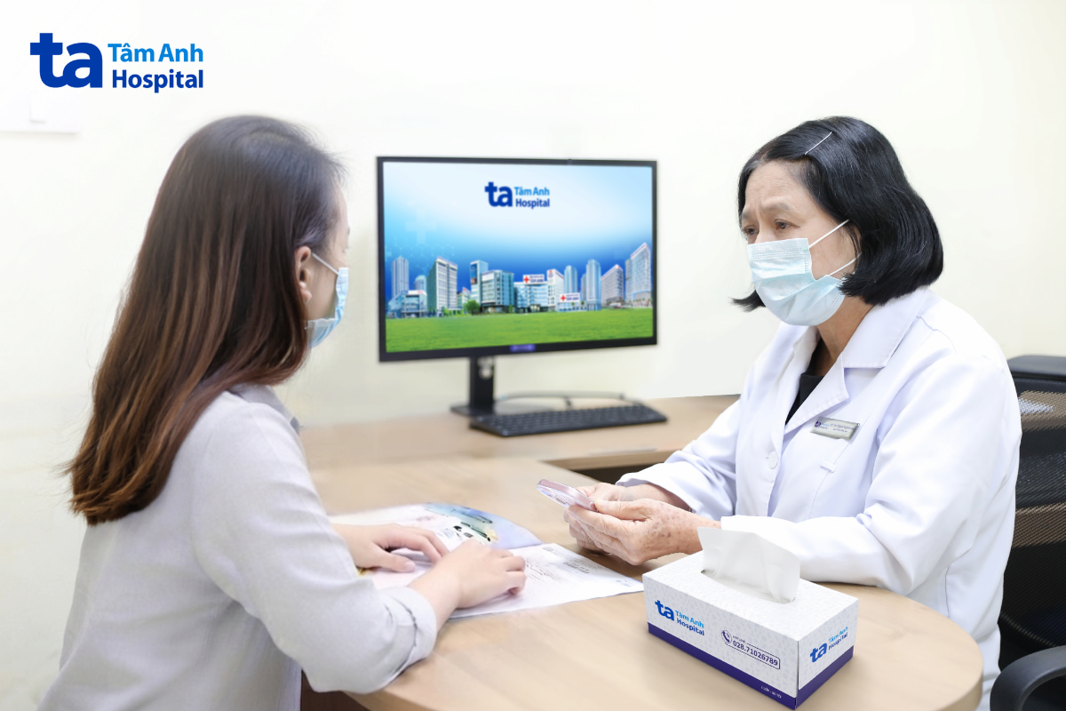Bác sĩ Mai tư vấn tình trạng sức khỏe của người bệnh