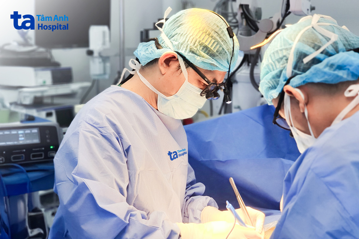 Bác sĩ mổ cắt túi phình động mạch cảnh cho bệnh nhân
