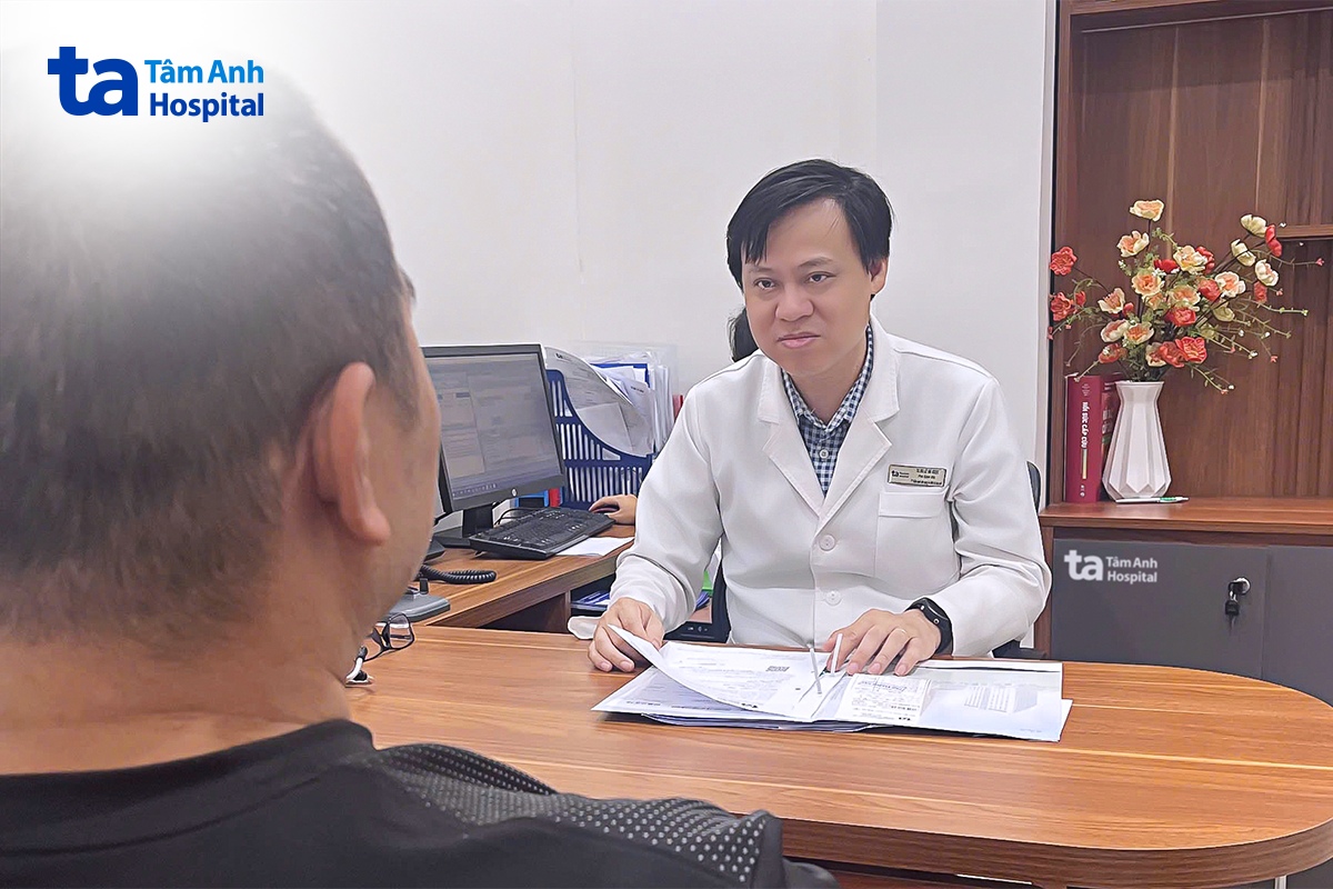 Bác sĩ Ngọc đang tư vấn cho người bệnh. Ảnh. Bệnh viện Đa khoa Tâm Anh