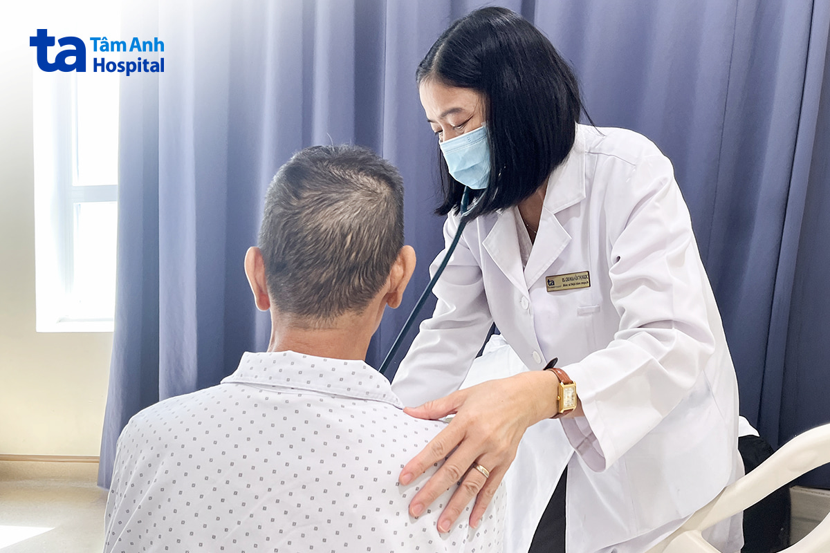 Bác sĩ Ngọc kiểm tra sức khỏe bệnh nhân trước lúc xuất viện
