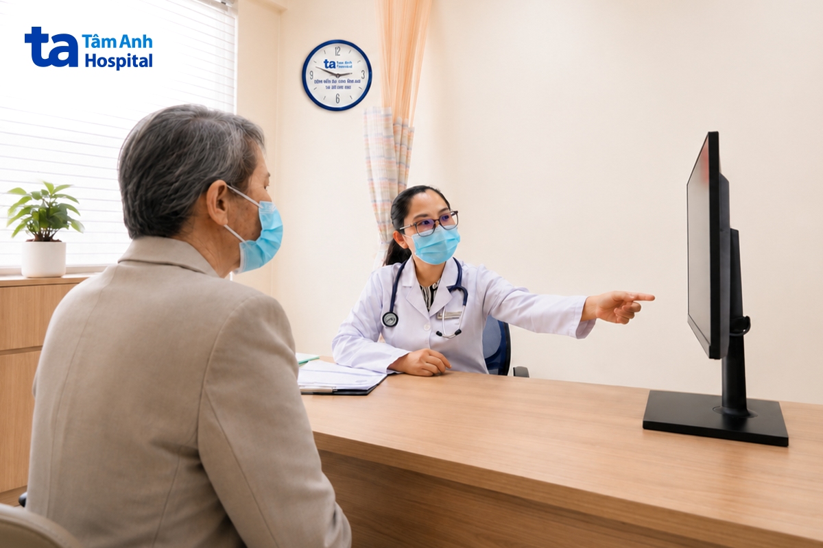 bác sĩ nhật giải thích tình trạng sức khỏe cho người bệnh trong lần tái khám