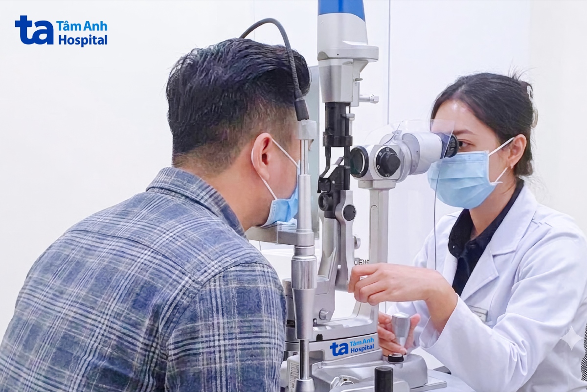 Bác sĩ Nhi kiểm tra mắt cho anh Hưng. Ảnh: Bệnh viện Đa khoa Tâm Anh