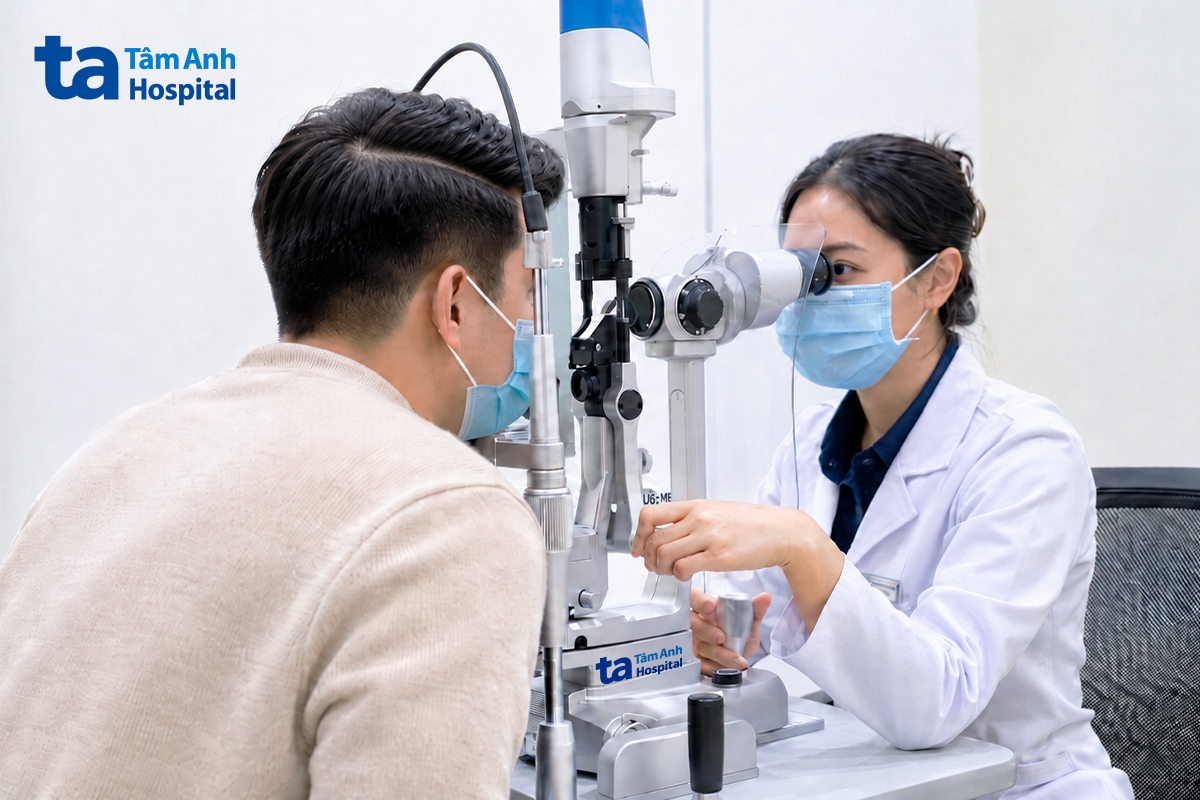 Bác sĩ Nhi kiểm tra mắt cho anh Khang. Ảnh: Bệnh viện Đa khoa Tâm Anh