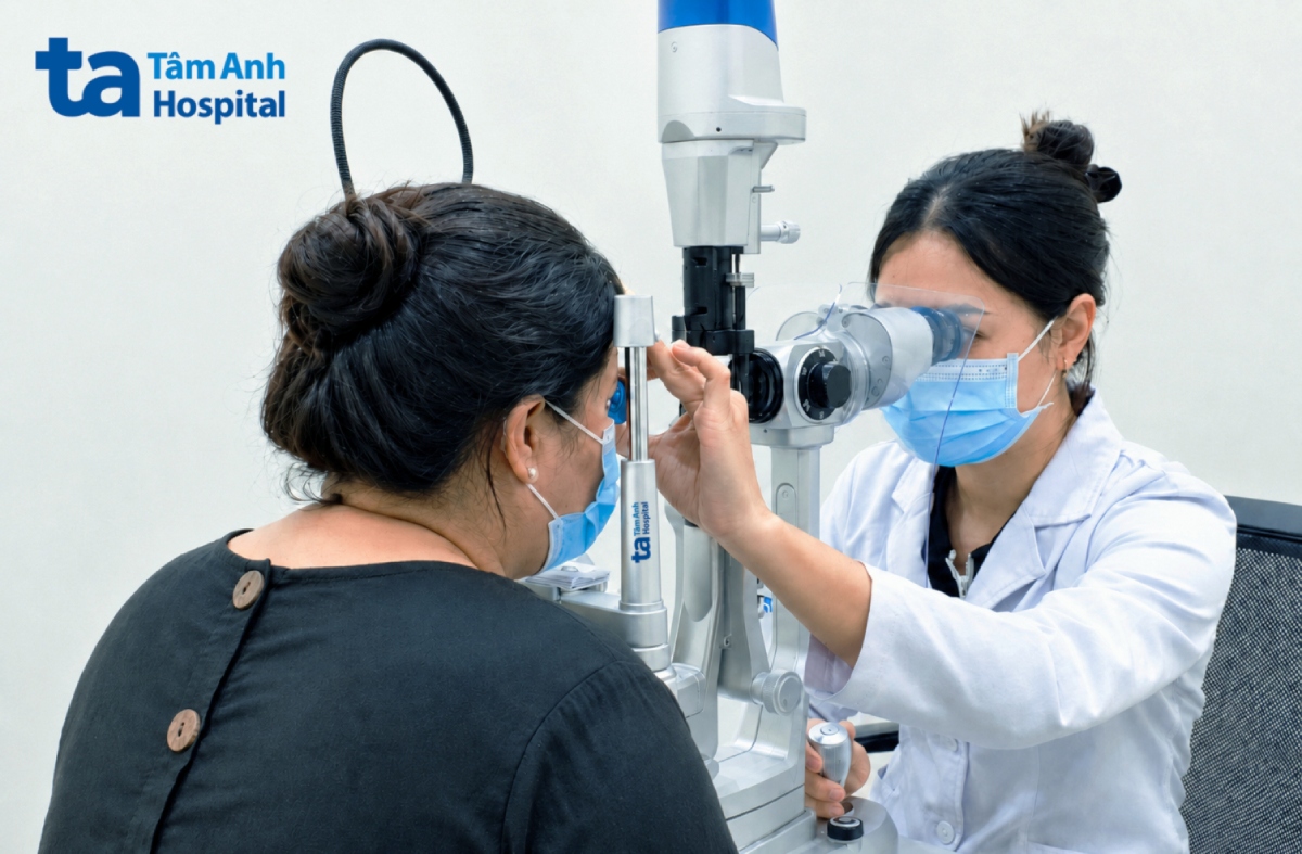 Bác sĩ Nhi kiểm tra mắt cho chị Tiên. Ảnh: Bệnh viện Đa khoa Tâm Anh