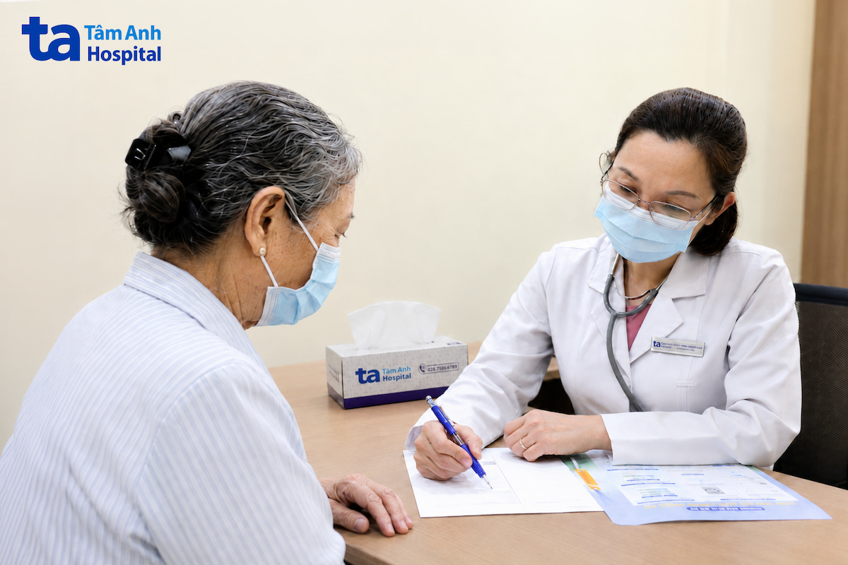 Bác sĩ Phạm Huyền Thu giải thích kết quả xét nghiệm máu cho người bệnh