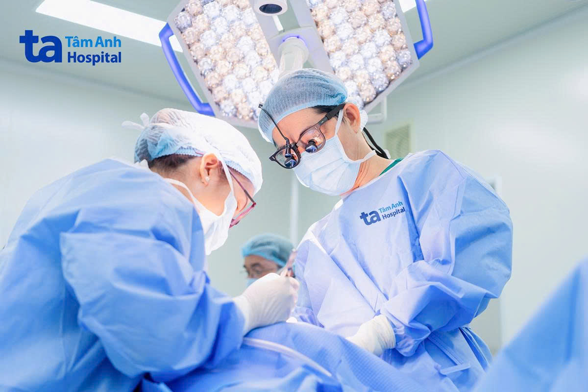 Bác sĩ phẫu thuật cắt u tuyến ức cho bệnh nhân