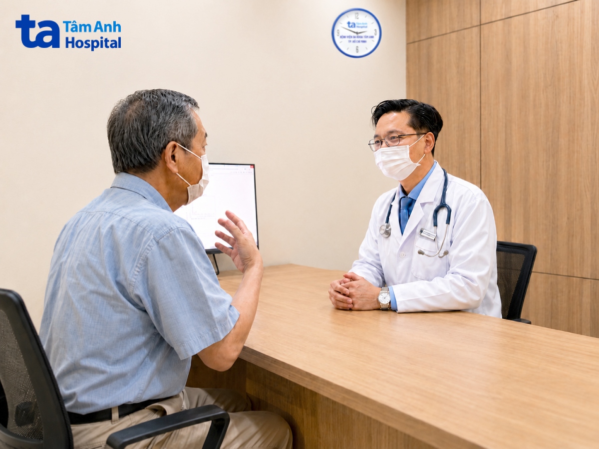 bác sĩ phong đang tư vấn cho người bệnh trong lần tái khám