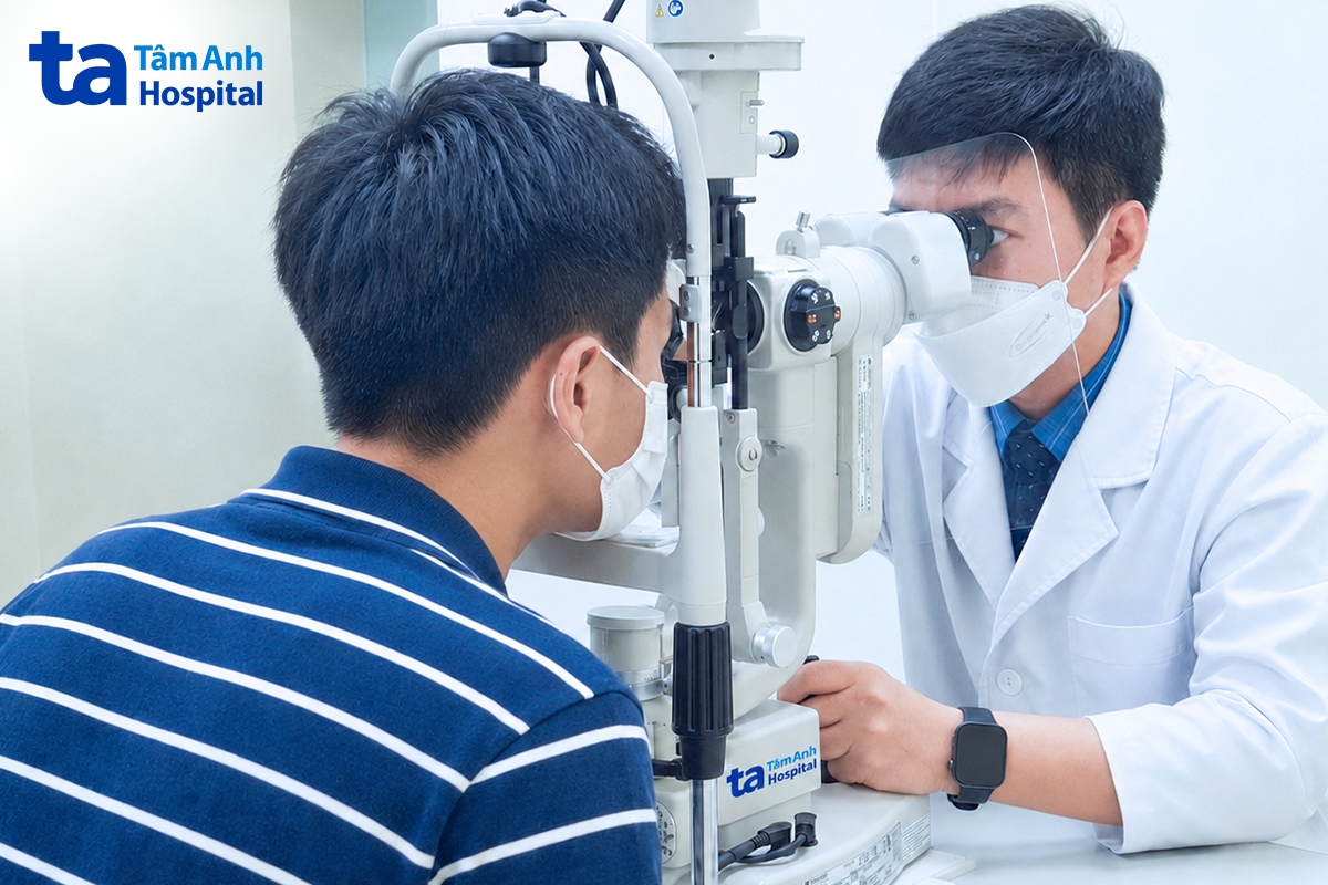 Bác sĩ Phúc kiểm tra mắt cho Thành. Ảnh: Bệnh viện Đa khoa Tâm Anh