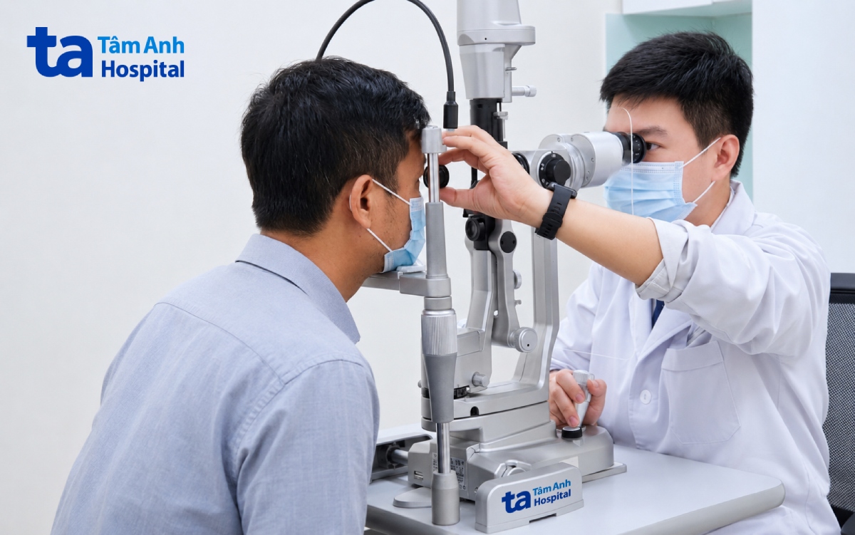 Bác sĩ Phúc soi kính kiểm tra đáy mắt của anh Mạnh. Ảnh: Bệnh viện Đa khoa Tâm Anh