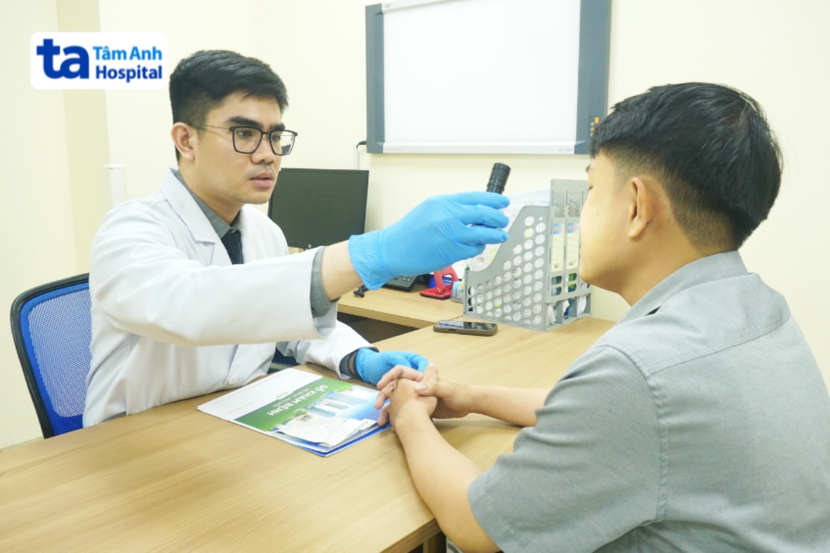 bác sĩ quan sát tình trạng da cho nam giới